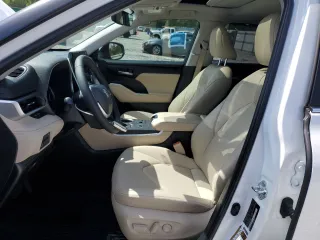 2023 Toyota Highlander L z VIN 5TDKDRAH7PS519415, wystawiony jako Copart lot #52688075 z przebiegiem 24 022 mil mil oraz Szkoda całkowita • Salvage title. Historia ofert i sprzedaży dostępna na DreamBid. Obrazek 7.