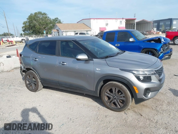 2021 Kia Seltos LX z VIN KNDEPCAAXM7136028, wystawiony jako IAAI lot #42070236 z przebiegiem 87 681 mil mil oraz . Historia ofert i sprzedaży dostępna na DreamBid. Obrazek 13.