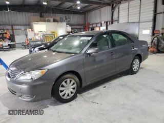 2005 Toyota Camry STD z VIN 4T1BE32K25U636537, wystawiony jako Copart lot #57573955 z przebiegiem 135 811 mil mil oraz Szkoda całkowita • Salvage title. Historia ofert i sprzedaży dostępna na DreamBid. Obrazek 1.