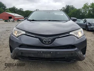 2017 Toyota RAV4 LE z VIN JTMBFREV8HJ138052, wystawiony jako Copart lot #61393655 z przebiegiem 49 785 mil mil oraz Szkoda całkowita • Salvage title. Historia ofert i sprzedaży dostępna na DreamBid. Obrazek 5.