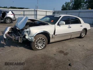 2000 Lincoln Town Car Signature с VIN 1LNHM82W1YY928917, выставлен на аукционе Copart как лот 61436125 с пробегом Не указан миль и Списание • Salvage title. История ставок и продаж доступна на DreamBid. Изображение 1.