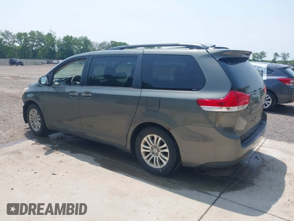2011 Toyota Sienna XLE AAS z VIN 5TDYK3DC3BS146444, wystawiony jako IAAI lot #42390511 z przebiegiem 230 091 mil mil oraz . Historia ofert i sprzedaży dostępna na DreamBid. Obrazek 3.