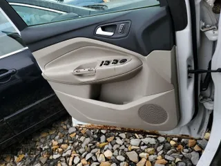 2014 Ford Escape SE z VIN 1FMCU9GX8EUC02895, wystawiony jako IAAI lot #42511705 z przebiegiem 104 900 mil mil oraz . Historia ofert i sprzedaży dostępna na DreamBid. Obrazek 14.