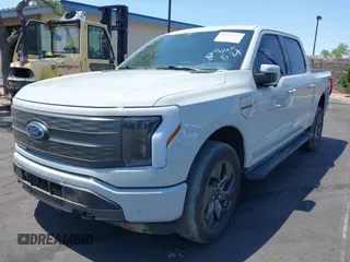 2023 Ford F-150 Lightning Pro z VIN 1FTVW1EL3PWG20829, wystawiony jako IAAI lot #42357162 z przebiegiem 52 553 mil mil oraz . Historia ofert i sprzedaży dostępna na DreamBid. Obrazek 20.