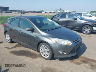 2012 Ford Focus SE z VIN 1FAHP3K21CL347716, wystawiony jako IAAI lot #42415555 z przebiegiem 182 693 mil mil oraz . Historia ofert i sprzedaży dostępna na DreamBid. Obrazek 1.
