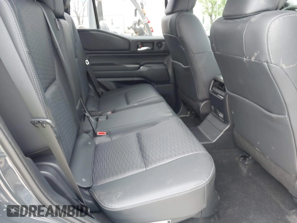 2024 Toyota Land Cruiser z VIN JTEABFAJ0R5007650, wystawiony jako IAAI lot #41981390 z przebiegiem 5 629 mil mil oraz . Historia ofert i sprzedaży dostępna na DreamBid. Obrazek 8.