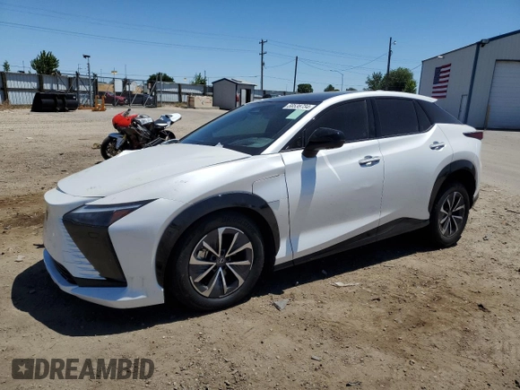 2023 Lexus RZ 450e Premium z VIN JTJAAAAB7PA020268, wystawiony jako Copart lot #58538734 z przebiegiem 12 517 mil mil oraz Szkody całkowita. Historia ofert i sprzedaży dostępna na DreamBid. Obrazek 1.