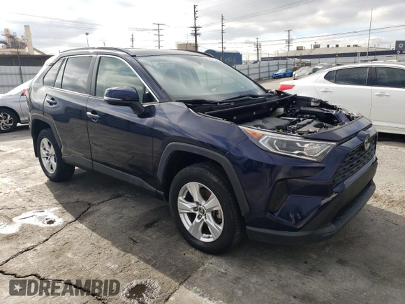 2019 Toyota RAV4 XLE with VIN JTMP1RFV8KD513544, listed as a Copart auction lot 82699354 with 43,562 mi miles and Salvage Title. Bid and sale history available at DreamBid. Image 4.