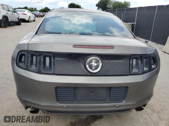 2013 Ford Mustang V6 z VIN 1ZVBP8AM8D5215538, wystawiony jako Copart lot #62214695 z przebiegiem 130 904 mil mil oraz Czysty tytuł • Clean title. Historia ofert i sprzedaży dostępna na DreamBid. Obrazek 6.