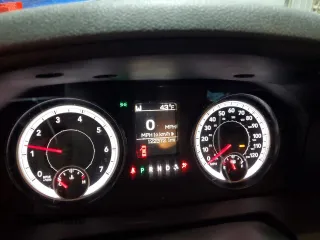2015 Ram 1500 Outdoorsman z VIN 1C6RR7LT8FS731422, wystawiony jako Copart lot #47360105 z przebiegiem 122 372 mil mil oraz Szkoda całkowita • Salvage title. Historia ofert i sprzedaży dostępna na DreamBid. Obrazek 9.