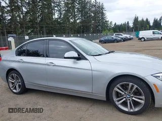 2017 BMW 3 Series 320i xDrive с VIN WBA8A3C36HK692592, выставлен на аукционе IAAI как лот 42218917 с пробегом 72 344 миль миль и . История ставок и продаж доступна на DreamBid. Изображение 13.