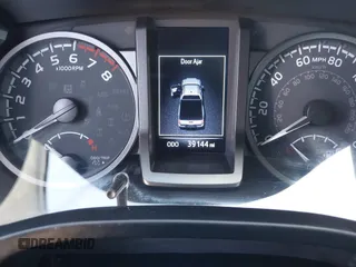 2023 Toyota Tacoma SR z VIN 3TYRZ5CN5PT034397, wystawiony jako IAAI lot #42055222 z przebiegiem 39 144 mil mil oraz . Historia ofert i sprzedaży dostępna na DreamBid. Obrazek 7.