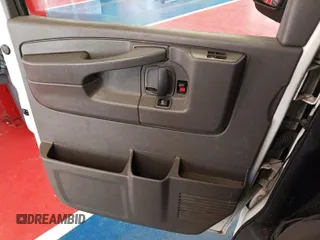 2015 Chevrolet Express Cargo z VIN 1GCWGFCF2F1160764, wystawiony jako IAAI lot #42566615 z przebiegiem 232 493 mil mil oraz . Historia ofert i sprzedaży dostępna na DreamBid. Obrazek 4.
