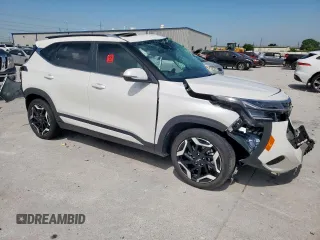 2024 Kia Seltos SX z VIN KNDETCA77R7492881, wystawiony jako Copart lot #56945705 z przebiegiem 22 866 mil mil oraz Szkoda całkowita • Salvage title. Historia ofert i sprzedaży dostępna na DreamBid. Obrazek 4.