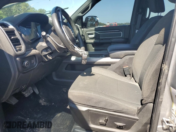 2022 Ram 2500 Big Horn z VIN 3C6UR5MLXNG149714, wystawiony jako Copart lot #56289135 z przebiegiem 110 812 mil mil oraz Szkoda całkowita • Salvage title. Historia ofert i sprzedaży dostępna na DreamBid. Obrazek 7.