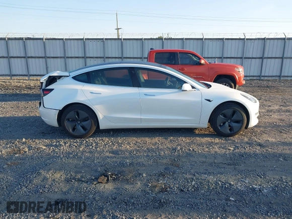 2019 Tesla Model 3 Mid Range z VIN 5YJ3E1EA8KF464681, wystawiony jako IAAI lot #42072104 z przebiegiem 83 451 mil mil oraz . Historia ofert i sprzedaży dostępna na DreamBid. Obrazek 13.