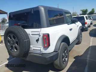 2021 Ford Bronco z VIN 1FMDE5AP9MLA72598, wystawiony jako IAAI lot #42153810 z przebiegiem 45 694 mil mil oraz . Historia ofert i sprzedaży dostępna na DreamBid. Obrazek 4.