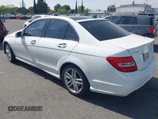 2014 Mercedes-Benz C 250 Sport z VIN WDDGF4HB0EG162208, wystawiony jako IAAI lot #42282529 z przebiegiem 91 399 mil mil oraz . Historia ofert i sprzedaży dostępna na DreamBid. Obrazek 3.