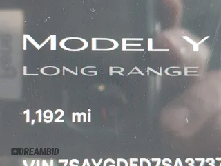 2025 Tesla Model Y Long Range z VIN 7SAYGDED7SA373784, wystawiony jako IAAI lot #41881719 z przebiegiem 1 192 mil mil oraz . Historia ofert i sprzedaży dostępna na DreamBid. Obrazek 7.