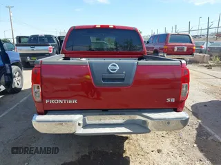 2008 Nissan Frontier SE z VIN 1N6AD07UX8C445256, wystawiony jako IAAI lot #42268253 z przebiegiem 174 692 mil mil oraz . Historia ofert i sprzedaży dostępna na DreamBid. Obrazek 16.