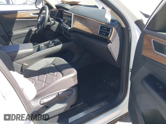 2024 Volkswagen Atlas SE with VIN 1V2HR2CA8RC580455, listed as a IAAI auction lot 42282323 with 13,549 mi miles and . Bid and sale history available at DreamBid. Image 5.