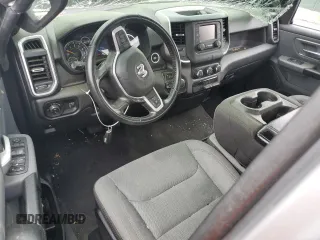 2022 Ram 1500 Big Horn z VIN 1C6RRFBGXNN278996, wystawiony jako Copart lot #55657725 z przebiegiem 65 207 mil mil oraz Czysty tytuł • Clean title. Historia ofert i sprzedaży dostępna na DreamBid. Obrazek 8.