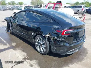 2025 Tesla Model 3 Long Range z VIN 5YJ3E1EA2SF918505, wystawiony jako IAAI lot #41968148 z przebiegiem 2490 mil mil oraz . Historia ofert i sprzedaży dostępna na DreamBid. Obrazek 3.