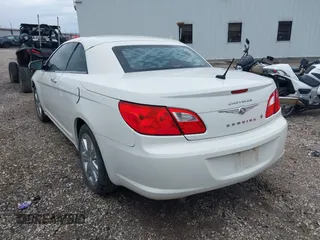 2010 Chrysler Sebring Limited z VIN 1C3BC6EV2AN122617, wystawiony jako IAAI lot #41932002 z przebiegiem 135 264 mil mil oraz . Historia ofert i sprzedaży dostępna na DreamBid. Obrazek 3.