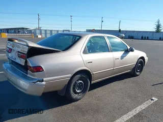 1998 Toyota Camry LE z VIN JT2BG22K3W0151088, wystawiony jako IAAI lot #41429977 z przebiegiem 435 394 mil mil oraz . Historia ofert i sprzedaży dostępna na DreamBid. Obrazek 4.