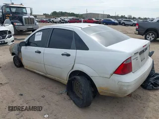 2007 Ford Focus S z VIN 1FAFP34N97W185370, wystawiony jako IAAI lot #41692669 z przebiegiem Nie podano mil oraz . Historia ofert i sprzedaży dostępna na DreamBid. Obrazek 3.