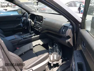 2023 Nissan Pathfinder SV z VIN 5N1DR3BD7PC224184, wystawiony jako IAAI lot #42420737 z przebiegiem 43 440 mil mil oraz . Historia ofert i sprzedaży dostępna na DreamBid. Obrazek 5.