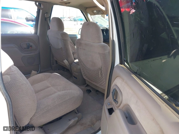 1998 GMC Suburban with VIN 1GKEC16RXWJ731468, listed as a IAAI auction lot 41945613 with 236,854 mi miles. Bid and sale history available at carsss.com. Image 8.