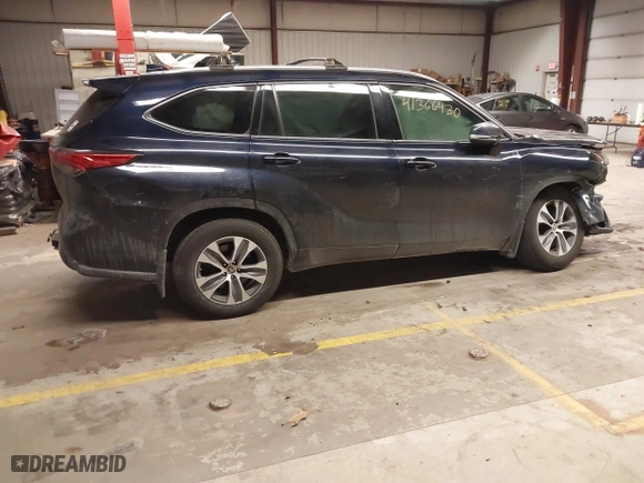 2020 Toyota Highlander XLE with VIN 5TDGZRBH3LS519783, listed as a IAAI auction lot 41366430 with 123,054 mi miles. Bid and sale history available at carsss.com. Image 13.