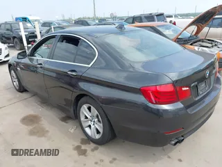 2013 BMW 5 Series 528i xDrive z VIN WBAXH5C55DD109674, wystawiony jako IAAI lot #41944084 z przebiegiem 132 074 mil mil oraz . Historia ofert i sprzedaży dostępna na DreamBid. Obrazek 3.