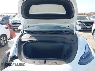2025 Tesla Model Y Long Range z VIN 7SAYGDED7SA373784, wystawiony jako IAAI lot #41881719 z przebiegiem 1 192 mil mil oraz . Historia ofert i sprzedaży dostępna na DreamBid. Obrazek 10.