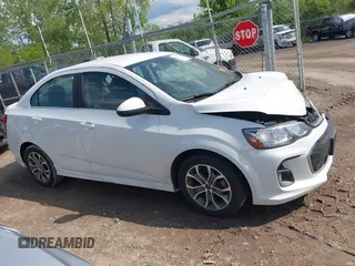 2019 Chevrolet Sonic LT z VIN 1G1JD5SB1K4148053, wystawiony jako IAAI lot #42264914 z przebiegiem 31 333 mil mil oraz . Historia ofert i sprzedaży dostępna na DreamBid. Obrazek 13.