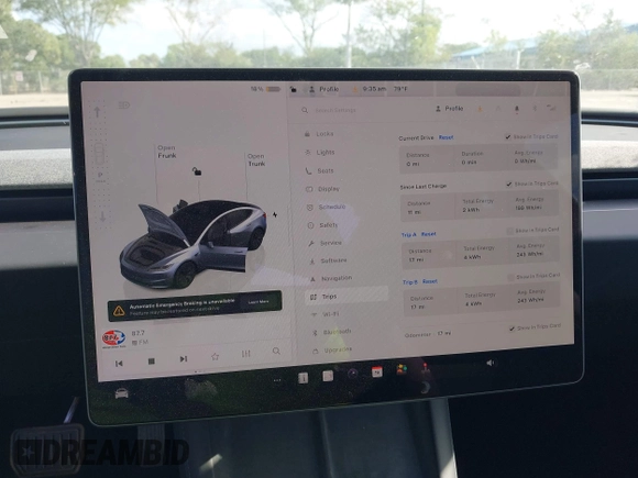 2025 Tesla Model 3 Long Range z VIN 5YJ3E1EA7SF892239, wystawiony jako IAAI lot #42068918 z przebiegiem 17 mil mil oraz . Historia ofert i sprzedaży dostępna na DreamBid. Obrazek 19.