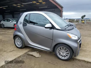 2014 Smart fortwo Passion z VIN WMEEJ9AA8DK673242, wystawiony jako Copart lot #43963505 z przebiegiem Nie podano mil oraz Tytuł czysty. Historia ofert i sprzedaży dostępna na DreamBid. Obrazek 4.