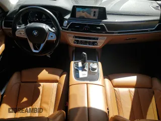 2020 BMW 7 Series 740i xDrive z VIN WBA7T4C08LCD01045, wystawiony jako Copart lot #55664245 z przebiegiem 192 964 mil mil oraz Szkoda całkowita • Salvage title. Historia ofert i sprzedaży dostępna na DreamBid. Obrazek 8.