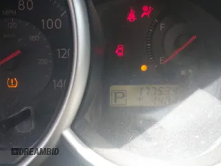 2009 Nissan Versa S z VIN 3N1BC11E49L453900, wystawiony jako IAAI lot #42390381 z przebiegiem 177 534 mil mil oraz . Historia ofert i sprzedaży dostępna na DreamBid. Obrazek 7.