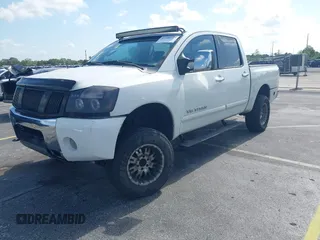 2006 Nissan Titan LE z VIN 1N6AA07B86N558129, wystawiony jako IAAI lot #42290349 z przebiegiem 177 739 mil mil oraz . Historia ofert i sprzedaży dostępna na DreamBid. Obrazek 17.