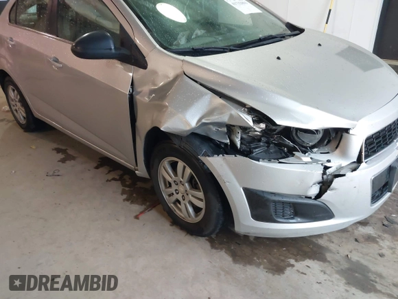 2016 Chevrolet Sonic LT z VIN 1G1JC5SH0G4138189, wystawiony jako IAAI lot #41732801 z przebiegiem 160 903 mil mil oraz . Historia ofert i sprzedaży dostępna na DreamBid. Obrazek 6.