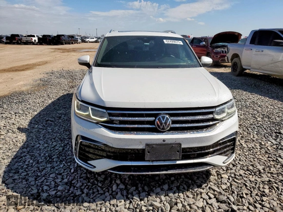 2023 Volkswagen Tiguan SEL R-Line z VIN 3VV4B7AX2PM047944, wystawiony jako Copart lot #62499075 z przebiegiem 45 589 mil mil oraz Czysty tytuł • Clean title. Historia ofert i sprzedaży dostępna na DreamBid. Obrazek 5.