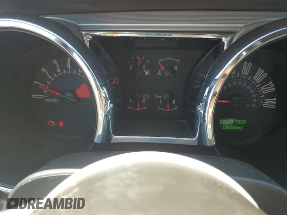 2008 Ford Mustang GT Deluxe z VIN 1ZVHT82H185148925, wystawiony jako Copart lot #61918505 z przebiegiem 186 364 mil mil oraz Czysty tytuł • Clean title. Historia ofert i sprzedaży dostępna na DreamBid. Obrazek 9.