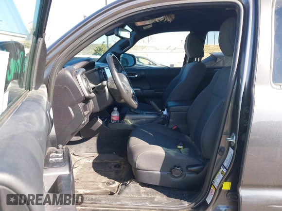 2018 Toyota Tacoma SR5 z VIN 3TMAZ5CN0JM077058, wystawiony jako IAAI lot #41685472 z przebiegiem 37 945 mil mil oraz . Historia ofert i sprzedaży dostępna na DreamBid. Obrazek 5.
