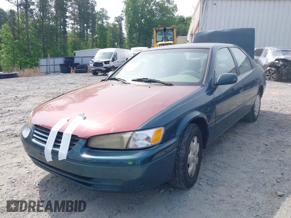 1997 Toyota Camry LE z VIN 4T1BG22K2VU778245, wystawiony jako IAAI lot #42145592 z przebiegiem 276 611 mil mil oraz . Historia ofert i sprzedaży dostępna na DreamBid. Obrazek 2.