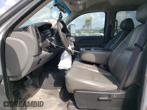 2011 Chevrolet Silverado 3500HD Work Truck z VIN 1GC4KZC81BF130600, wystawiony jako Copart lot #53819535 z przebiegiem Nie podano mil oraz Szkoda całkowita • Salvage title. Historia ofert i sprzedaży dostępna na DreamBid. Obrazek 7.