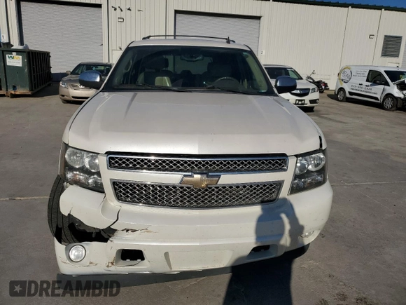 2010 Chevrolet Tahoe LTZ z VIN 1GNUCCE07AR209260, wystawiony jako Copart lot #89084135 z przebiegiem 286 975 mil mil oraz Szkoda całkowita • Salvage title. Historia ofert i sprzedaży dostępna na DreamBid. Obrazek 5.