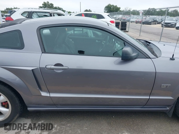 2006 Ford Mustang GT Deluxe z VIN 1ZVHT82H065132924, wystawiony jako IAAI lot #42402048 z przebiegiem 146 526 mil mil oraz . Historia ofert i sprzedaży dostępna na DreamBid. Obrazek 14.
