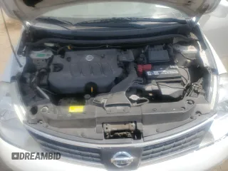 2008 Nissan Versa S z VIN 3N1BC13E18L371733, wystawiony jako Copart lot #57128955 z przebiegiem 166 182 mil mil oraz Szkoda całkowita • Salvage title. Historia ofert i sprzedaży dostępna na DreamBid. Obrazek 11.